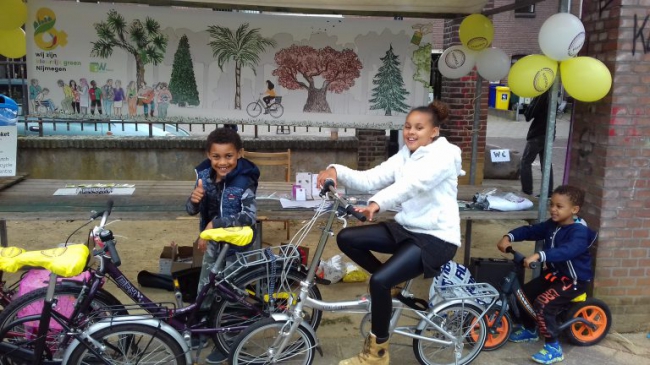 Kleurrijk fietsen op het Afrika-Festival